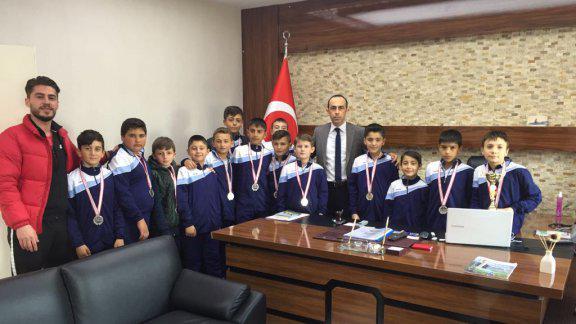Okul Sporları küçük erkekler hentbol kategorisi branşında il ikincisi olan Yavuz Selim Ortaokulu hentbol takımı İlçe Milli Eğitim Müdürümüz Sn. Ebubekir BOZKURT´u makamında ziyaret ettiler